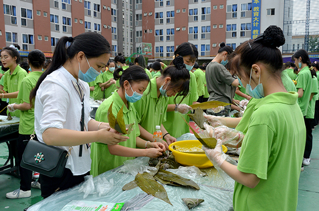 师生共同学包粽子.jpg 师生共同学包粽子.jpg