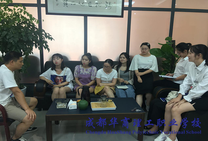 教务副处长詹强老师组织老师们进行学习分享.jpg