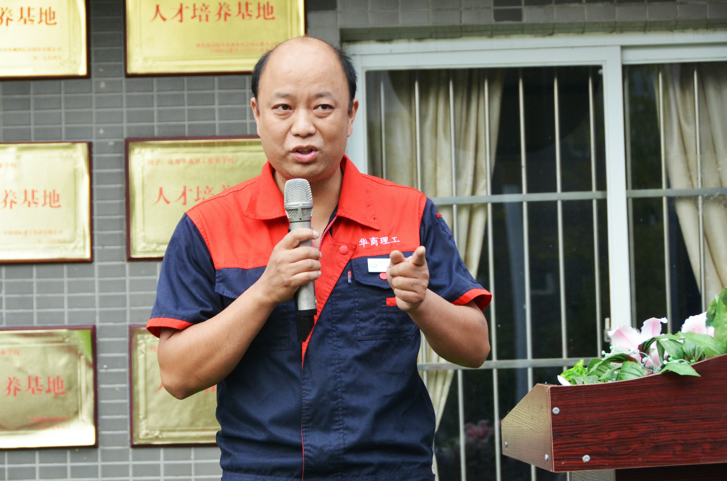 “华商号”高铁动车车模指导老师尹正老师发言.jpg