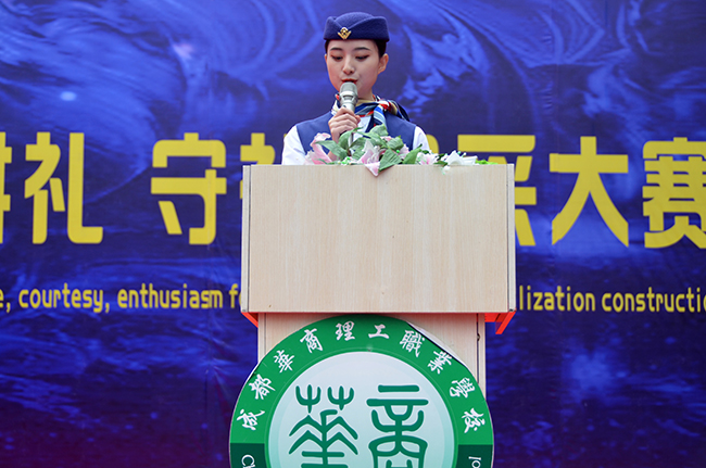 大赛参赛学生代表（陈珍珠）上台宣誓.JPG