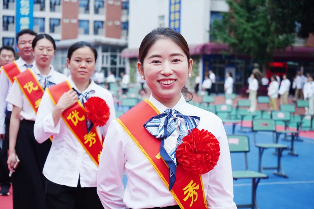 春风化雨 致敬耕耘|成都华商理工职业学校隆重举行第41个教师节表彰大会