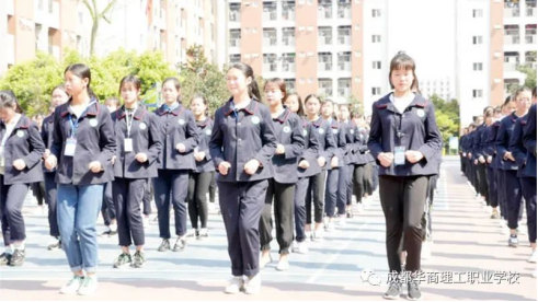 7.1成都华商理工学校特色教育——习惯养成、学会独立！992.png