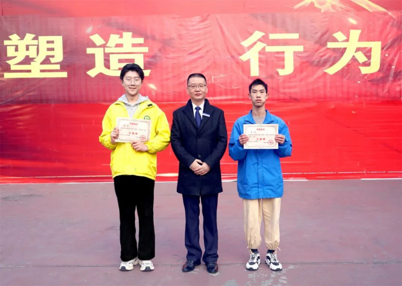 【公众号】3.7踔厉奋发，笃行不怠——成都华商理工职业学校举行升旗仪式暨颁奖仪式776.png