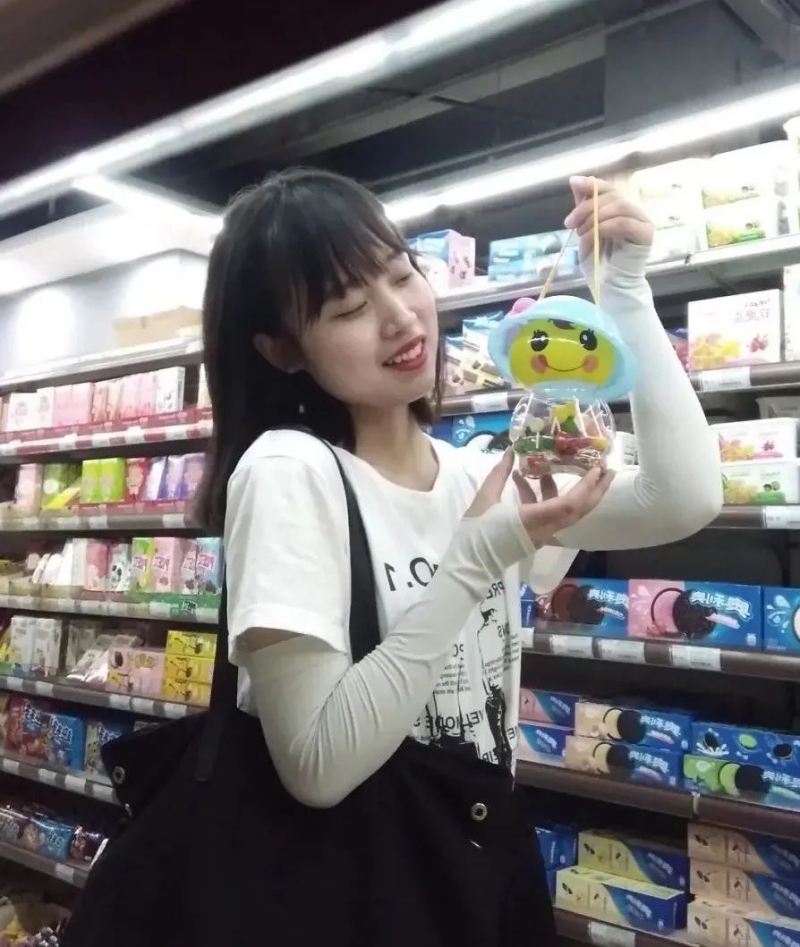 【公众号】3.8借春风十里，致敬最美的你——成都华商理工职业学校祝全体女教职工女神节快乐！39.png