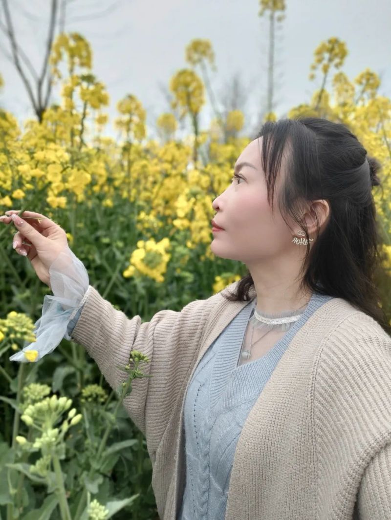 【公众号】3.8借春风十里，致敬最美的你——成都华商理工职业学校祝全体女教职工女神节快乐！1241.jpg