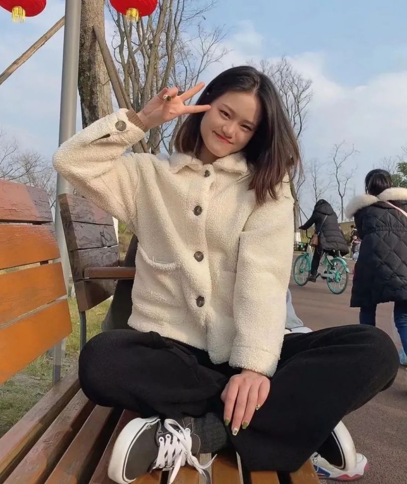 【公众号】3.8借春风十里，致敬最美的你——成都华商理工职业学校祝全体女教职工女神节快乐！1621.jpg