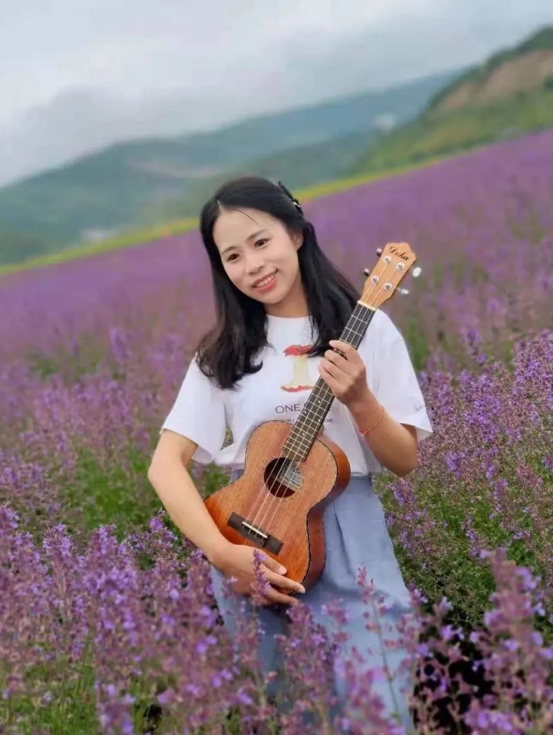 【公众号】3.8借春风十里，致敬最美的你——成都华商理工职业学校祝全体女教职工女神节快乐！1889.jpg
