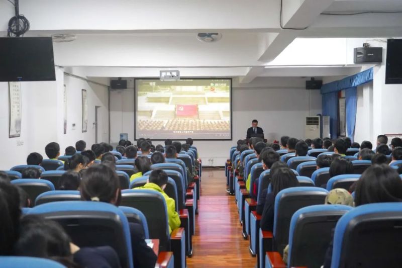 【公众号】4.1中共成都华商理工职业学校支部委员会举行2022年业余党校开班仪式暨党校第一课467.jpg