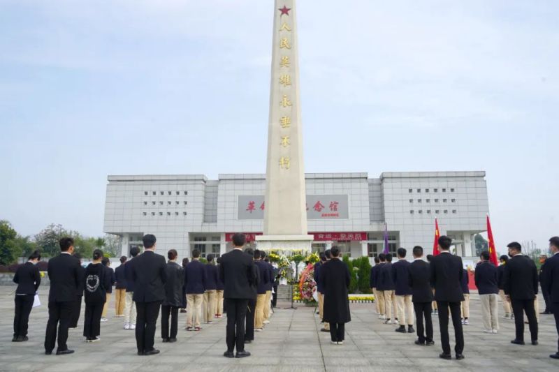 【公众号】4.5缅怀先烈祭英雄，红色基因代代传——成都华商理工职业学校开展清明节缅怀先烈活动252.jpg