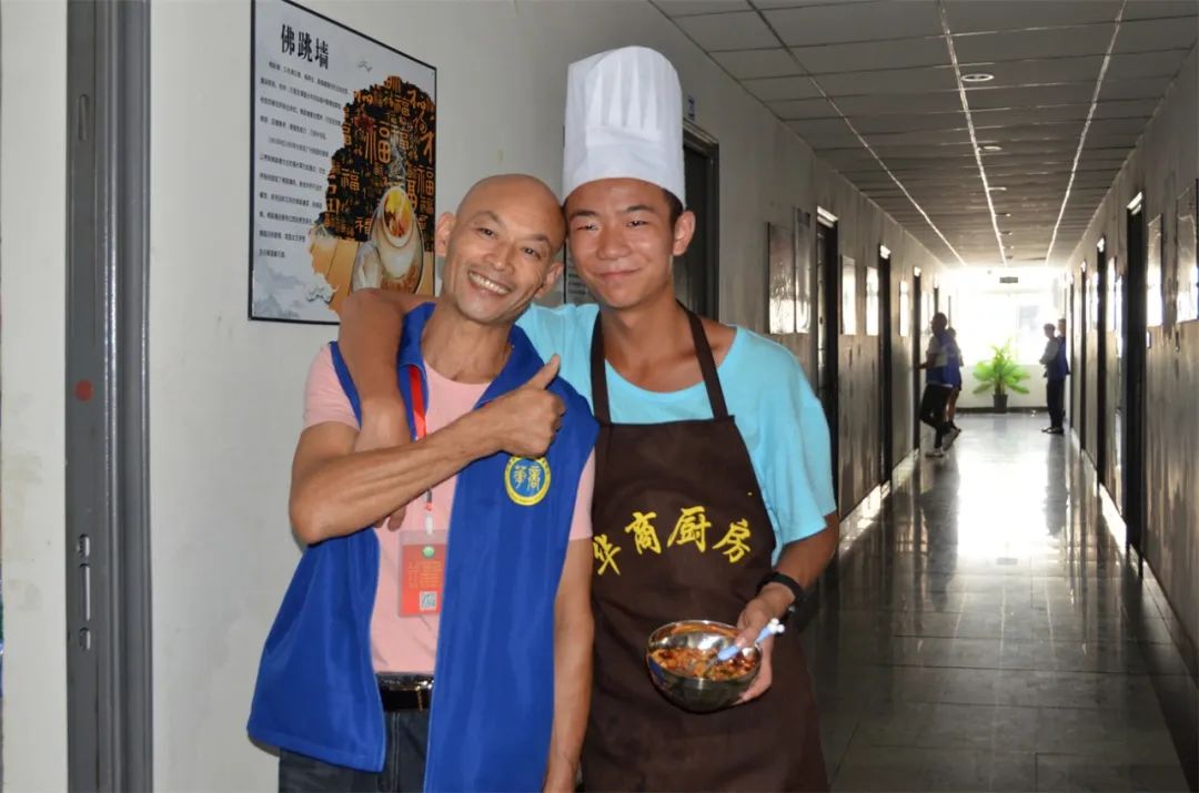 父爱如山，感恩有你——成都华商理工职业学校祝爸爸们父亲节快乐