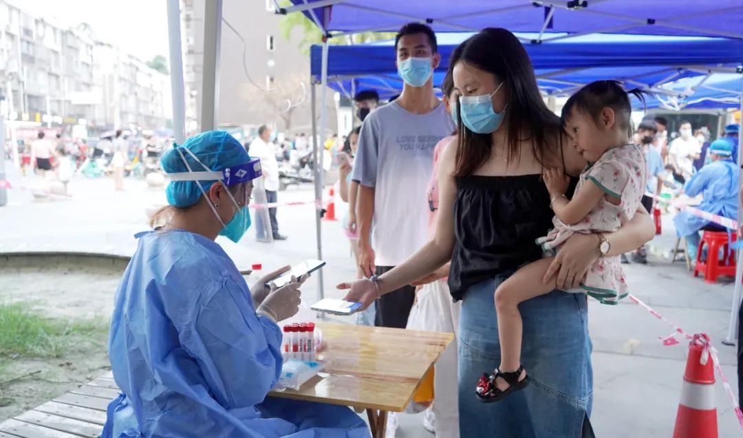 凝聚志愿力量，共筑“抗疫防线”——成都华商理工职业学校志愿者在行动