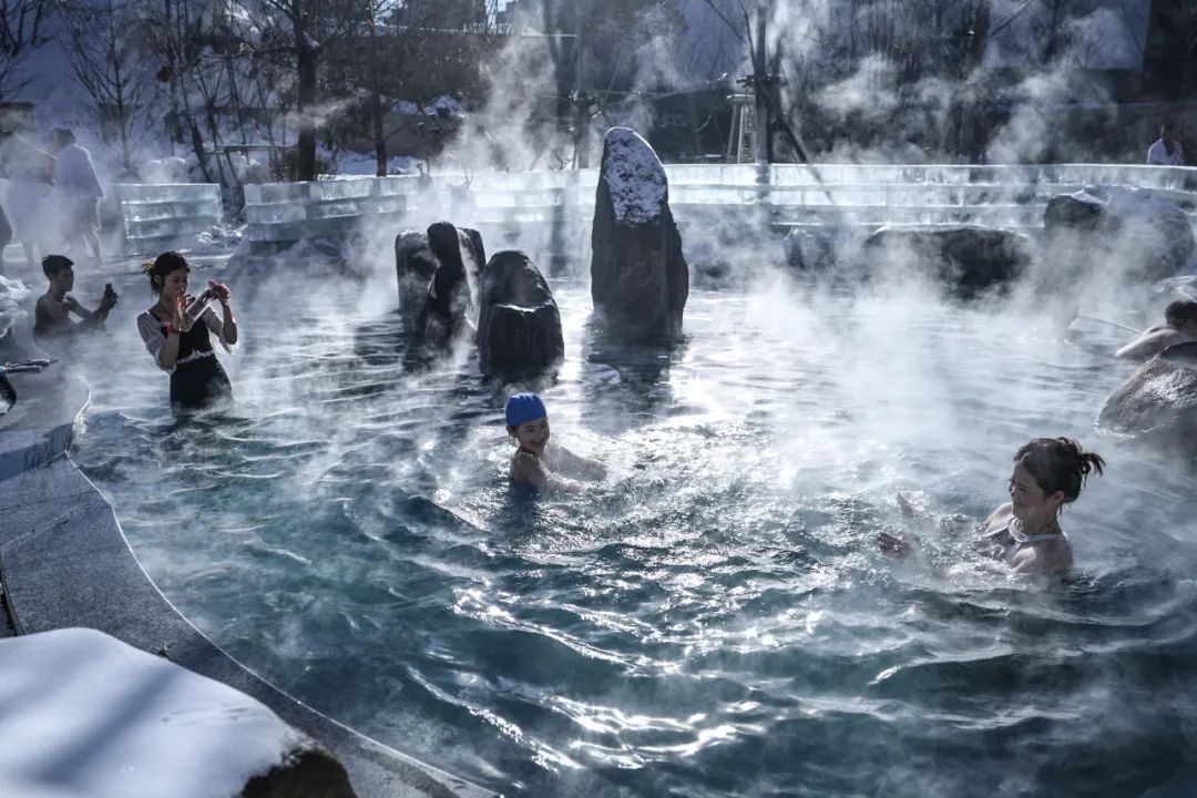 温泉洗浴、围炉煮茶、科技取暖……过个温暖的冬天！
