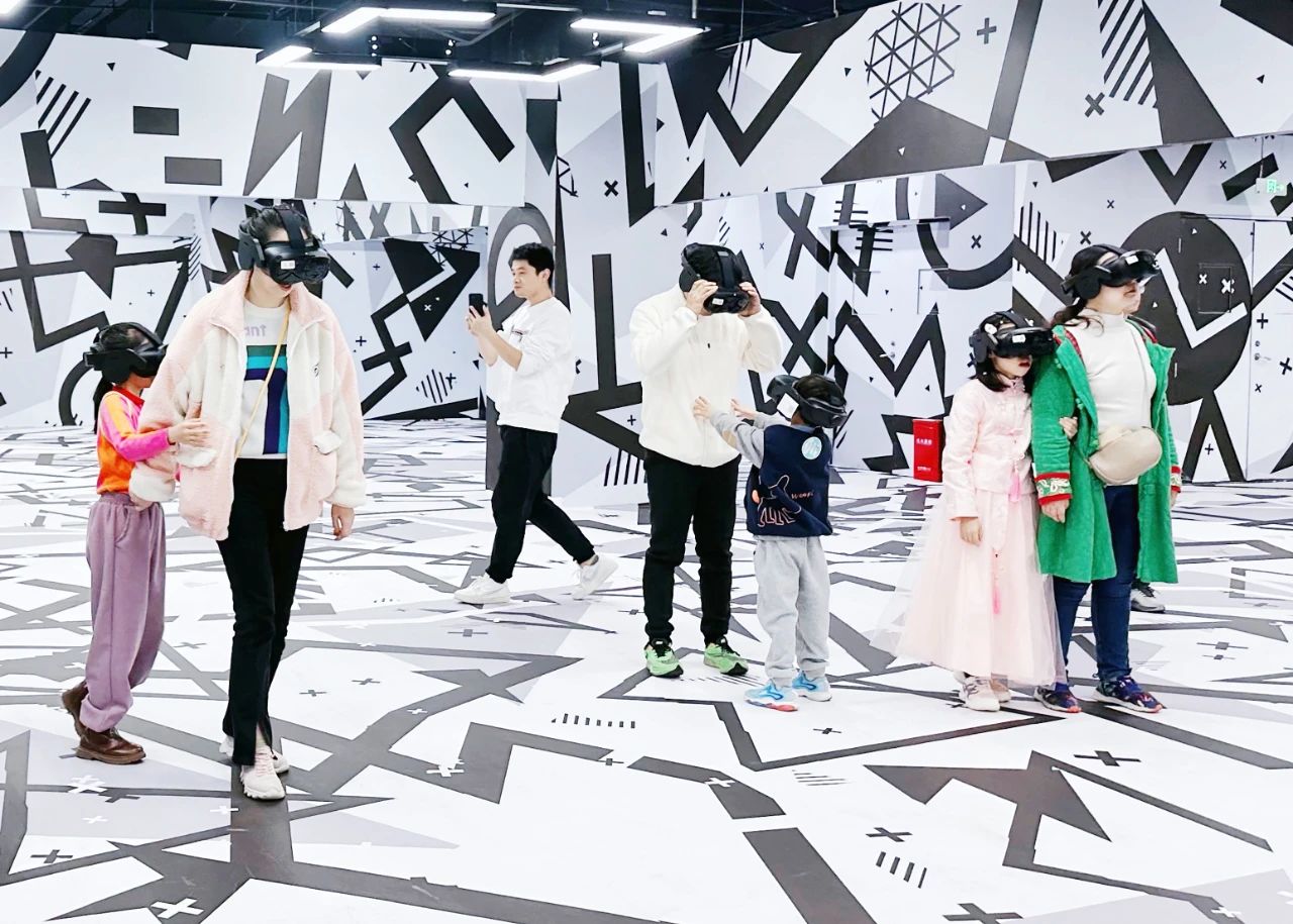 戴上VR眼镜，来一场“穿越之旅”