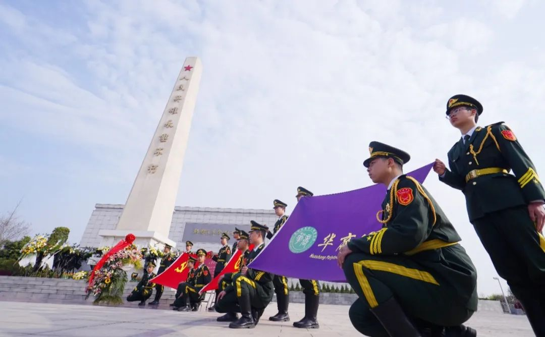 缅怀革命先烈，传承红色精神——成都华商理工职业学校开展清明祭扫活动